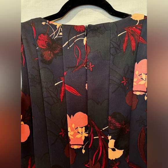 Vince Camuto fit and flare Blue Floral Dress EUC size 2 - Picture 3 of 5